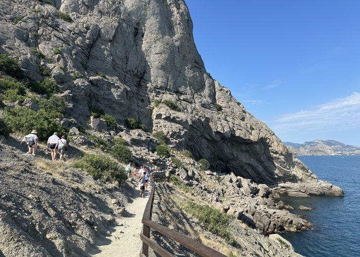 Тропа Голицына в Судаке: путь у моря сквозь скалы и историю